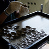 Zirconia bestik keramisk materiale lavet i Japan. Sort eller hvid. Her ses hvordan bestikket produceres på fabrikken i Japan.