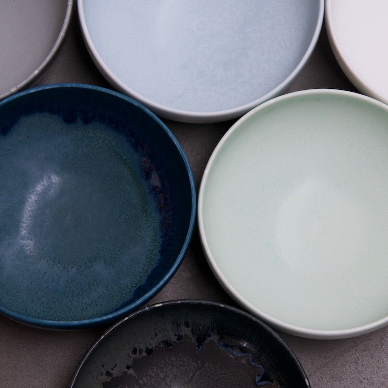 Et udvalg af de forskellige farver og glasurer som de smukke skåle fra Japan har. Skålene er håndlavede og fås kun online hos JAHOKO.COM