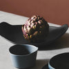 sort fad i porcelæn fra Japan og grå japansk skål - JAHOKO.com