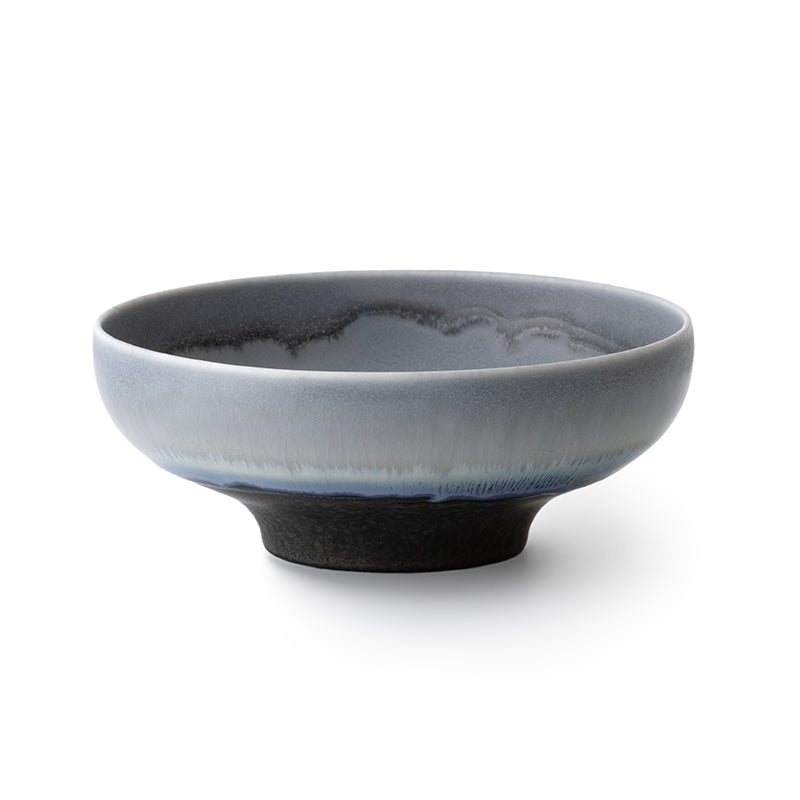 Japansk skål i elegante grå nuancer med blålig glasur på kanten. Skålen er håndlavet og håndplukket til JAHOKO. 
